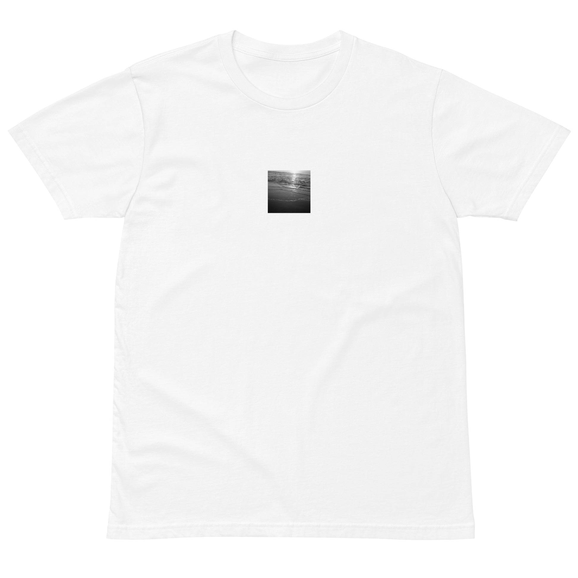 Minimalist mode style unisex premium white t-shirt with an 'Ocean Beach' black and white photo print / モードストリート系ユニセックス・プレミアムTシャツ（ホワイト）、フロントに「Ocean Beach（オーシャンビーチ）」のモノクロ写真プリント（Tシャツ）