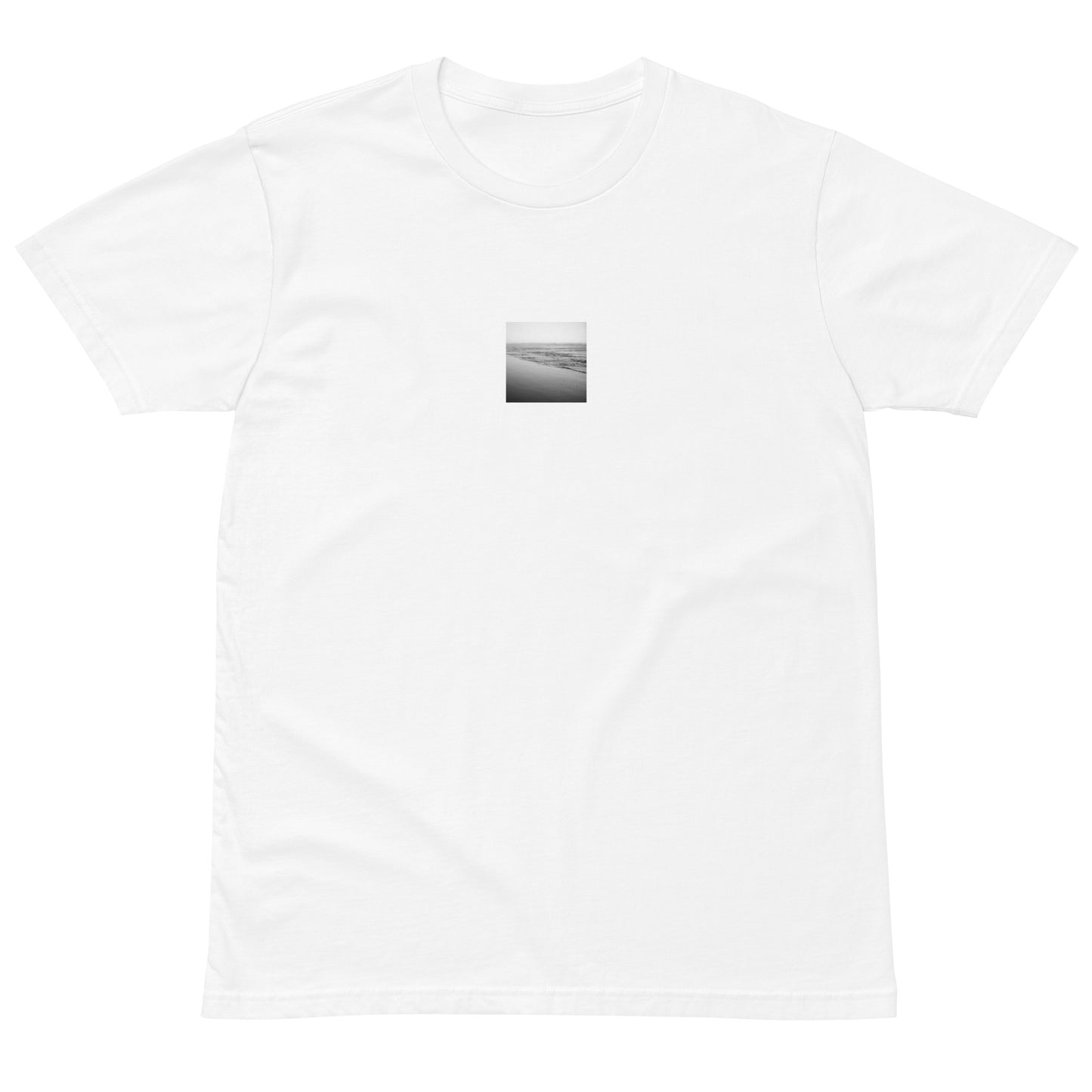 Minimalist streetwear style unisex premium t-shirt in white with 'Ocean Beach (B&W)' photo art print. / フロントに「オーシャン・ビーチ（モノクロ）」のフォトアートプリントを配した、モードストリート系プレミアムTシャツ（ホワイト）。