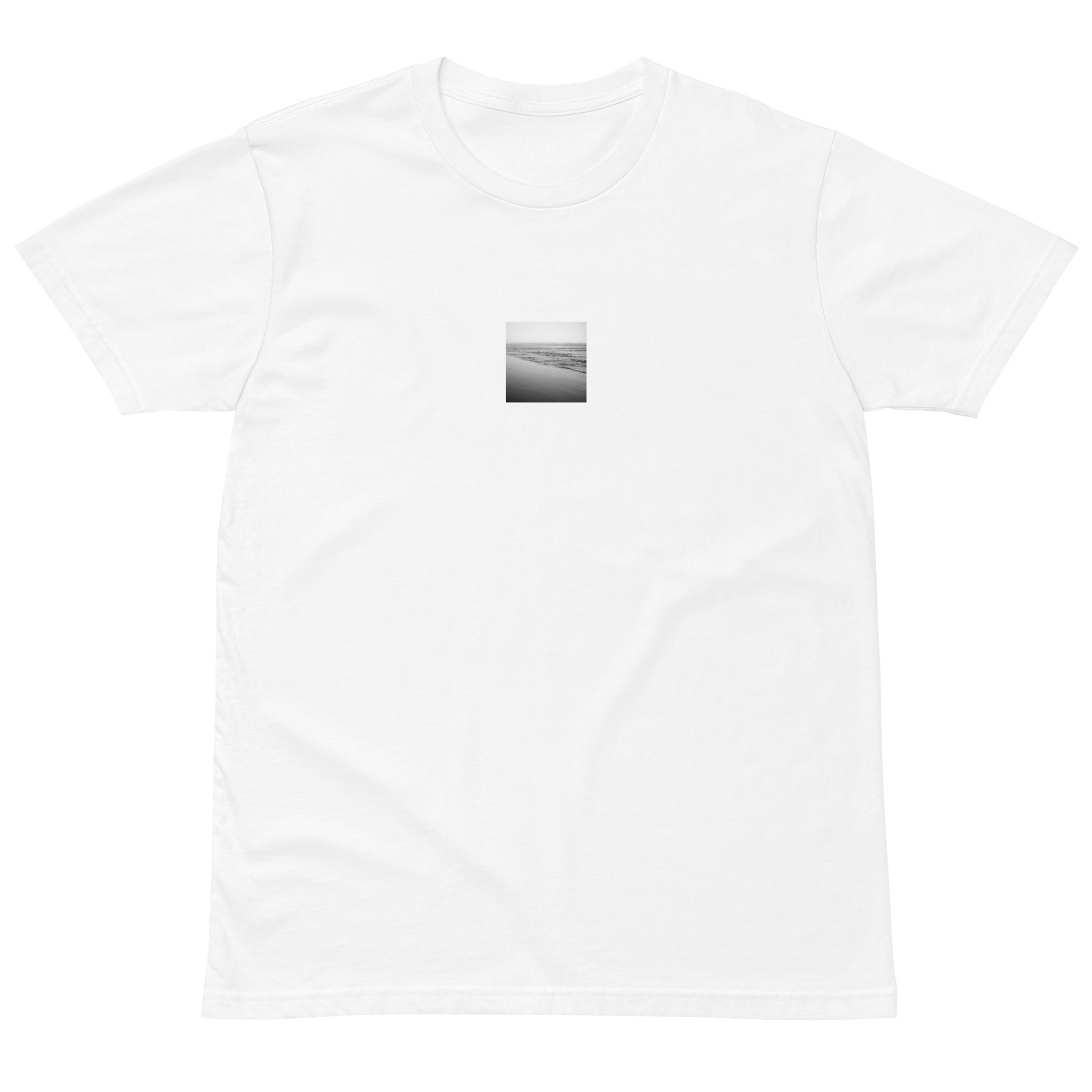 Minimalist streetwear style unisex premium t-shirt in white with 'Ocean Beach (B&W)' photo art print. / フロントに「オーシャン・ビーチ（モノクロ）」のフォトアートプリントを配した、モードストリート系プレミアムTシャツ（ホワイト）。