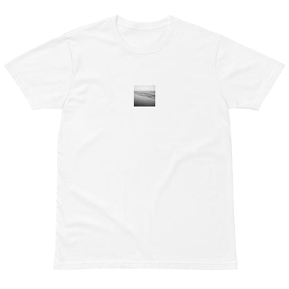 Minimalist streetwear style unisex premium t-shirt in white with 'Ocean Beach (B&W)' photo art print. / フロントに「オーシャン・ビーチ（モノクロ）」のフォトアートプリントを配した、モードストリート系プレミアムTシャツ（ホワイト）。