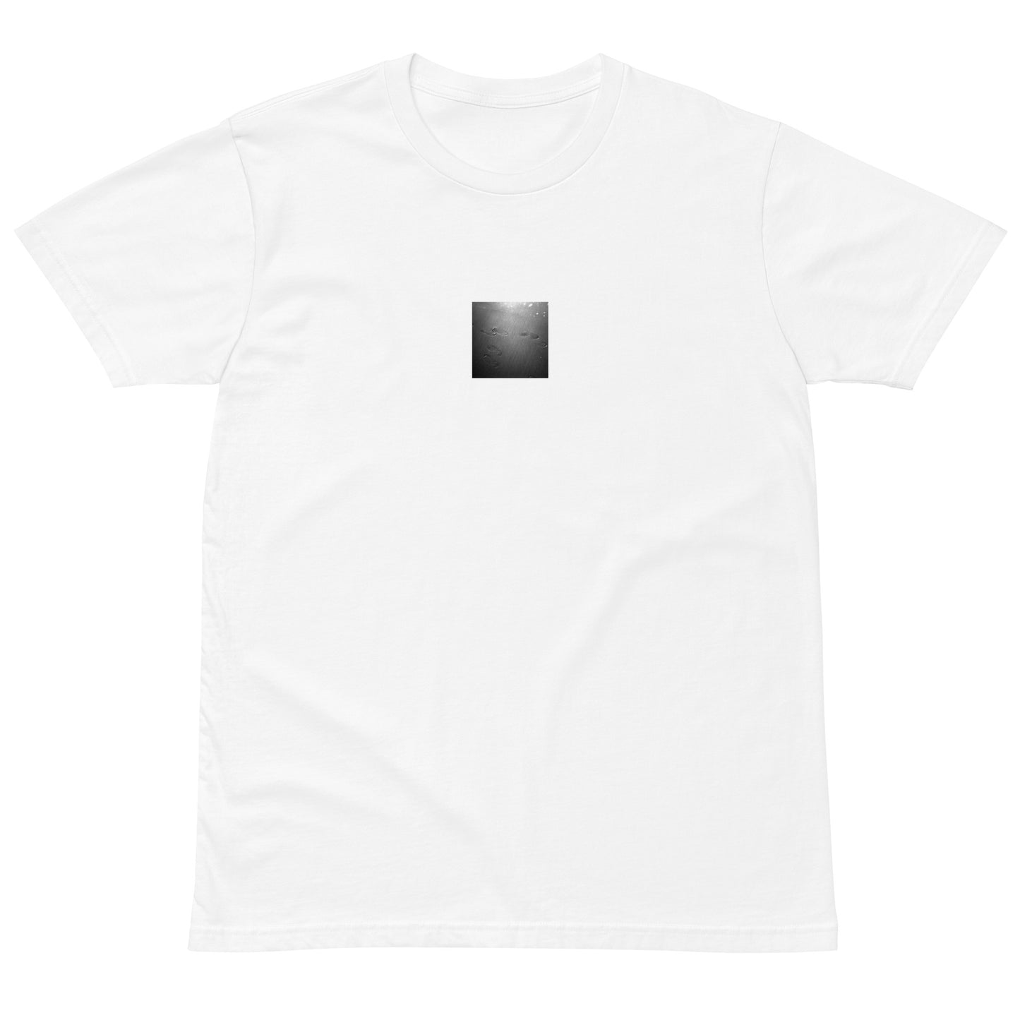 Minimalist streetwear style unisex premium t-shirt in white with 'Beach Footprints (B&W)' photo art. / フロントに「砂浜の足跡（モノクロ）」のフォトアートを配した、モードストリート系プレミアムTシャツ（ホワイト）。
