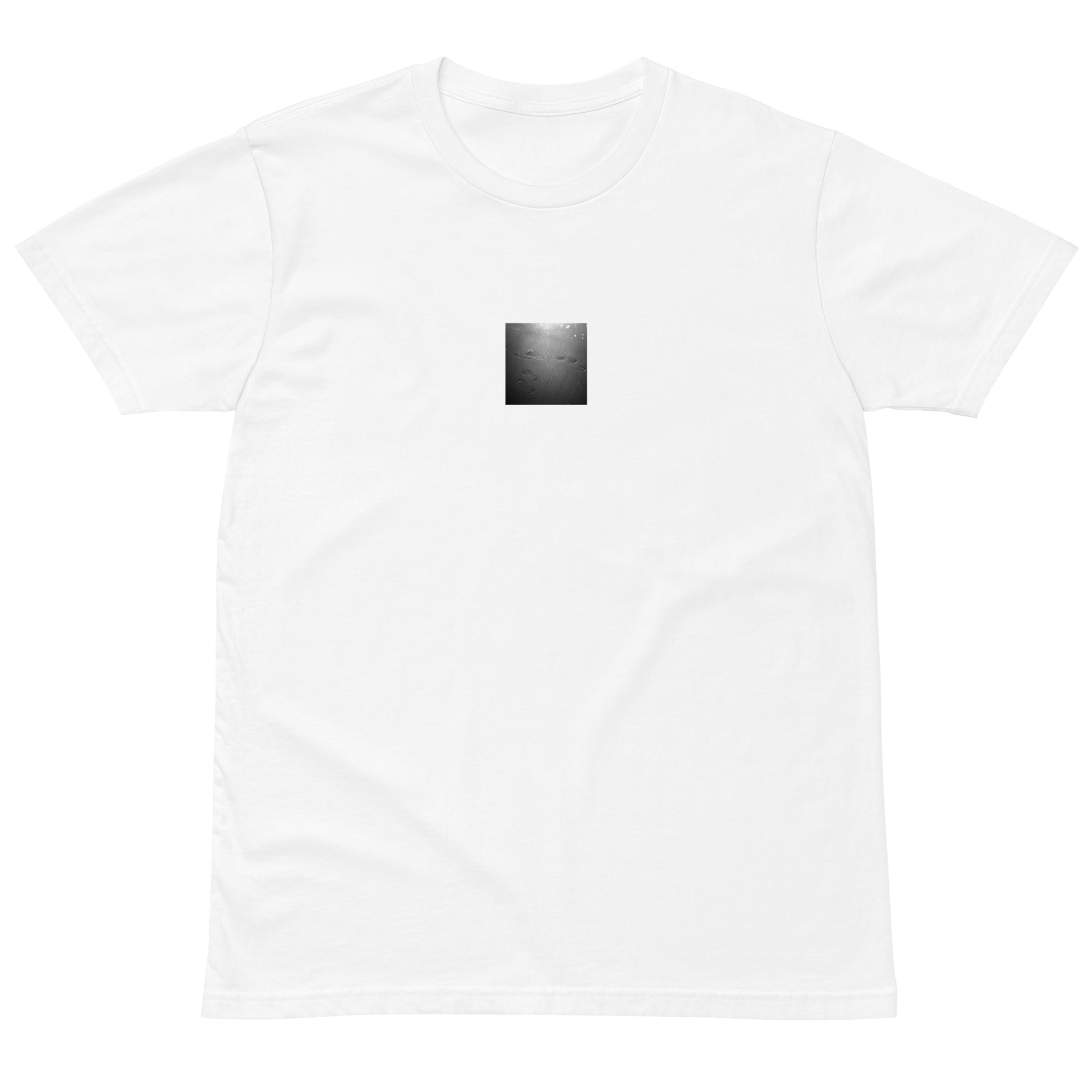 Minimalist streetwear style unisex premium t-shirt in white with 'Beach Footprints (B&W)' photo art. / フロントに「砂浜の足跡（モノクロ）」のフォトアートを配した、モードストリート系プレミアムTシャツ（ホワイト）。