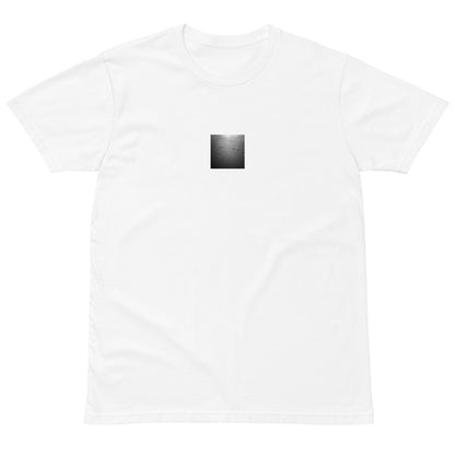 Minimalist streetwear style unisex premium t-shirt in white with 'Beach Footprints (B&W)' photo art. / フロントに「砂浜の足跡（モノクロ）」のフォトアートを配した、モードストリート系プレミアムTシャツ（ホワイト）。