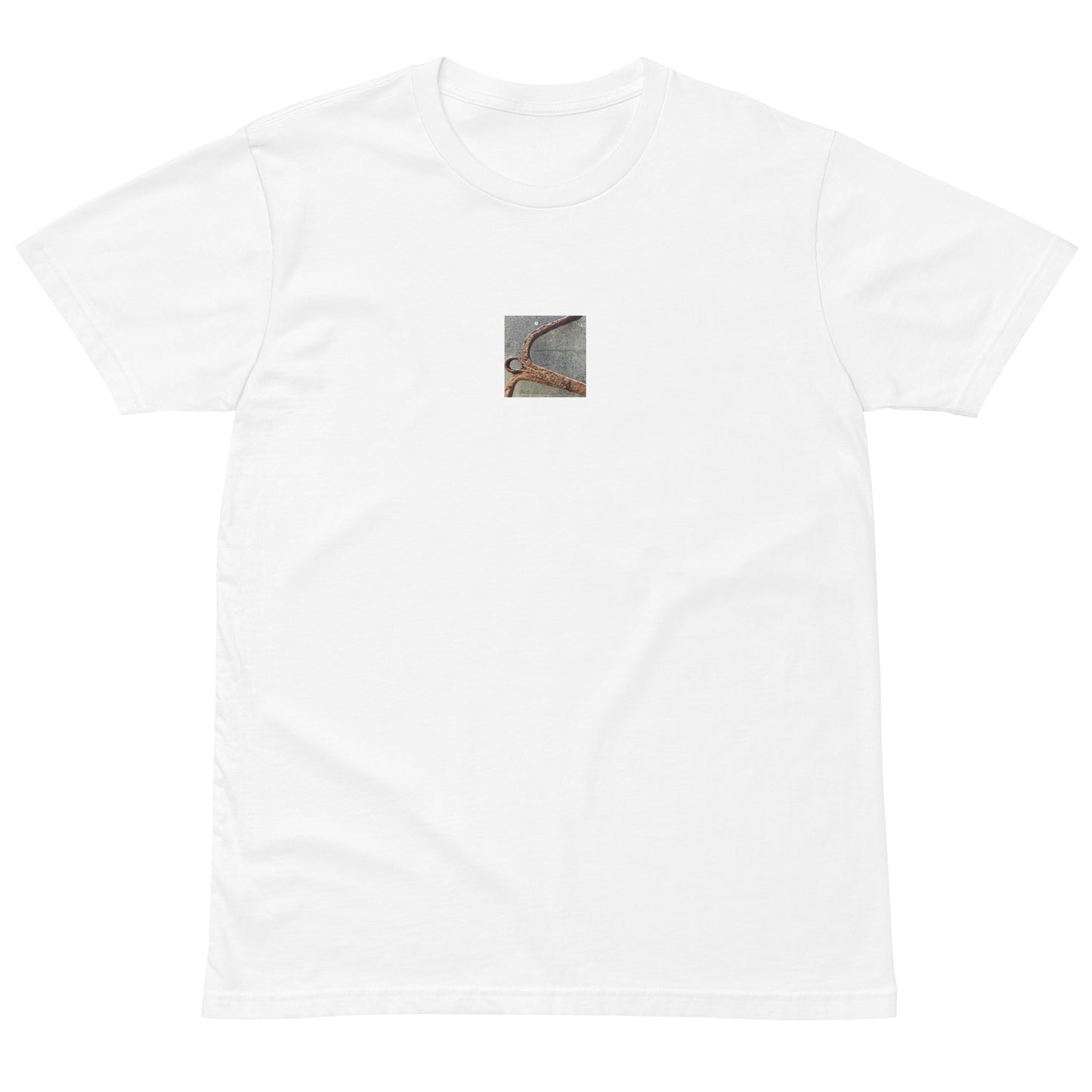 Minimalist streetwear style premium T-shirt in white featuring the 'Anchor' photo art on the front. / モードストリート系プレミアムTシャツ（ホワイト）フロントに「アンカー（錨）」のフォトアートを配したデザイン。