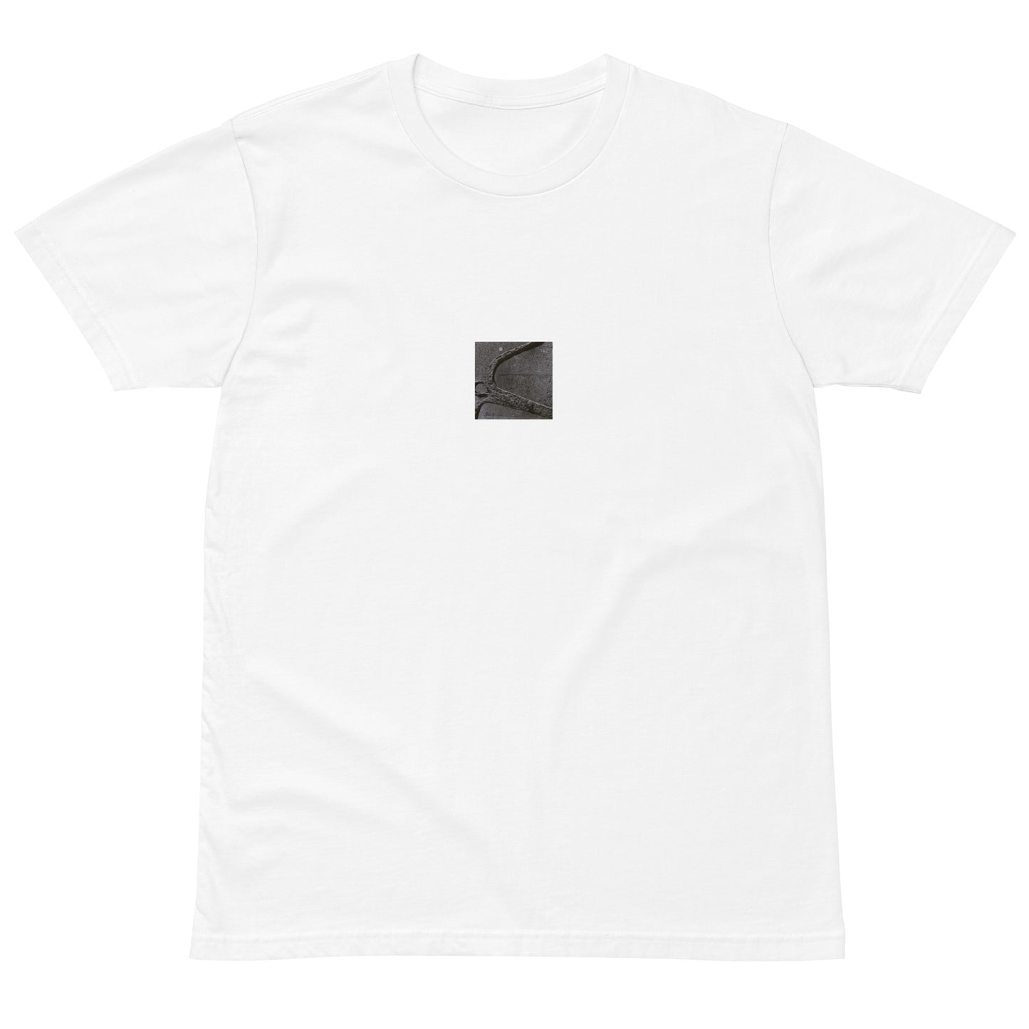 Minimalist streetwear style premium T-shirt in white featuring the 'Anchor (B&W)' photo art on the front. / モードストリート系プレミアムTシャツ（ホワイト）フロントに「アンカー（錨・モノクロ）」のフォトアートを配したデザイン。