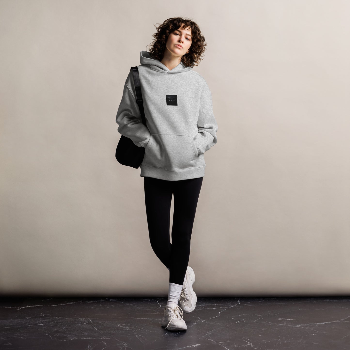 Minimalist streetwear style unisex oversized hoodie in athletic heather, featuring a 'Night Light (B&W)' photograph print on the chest. / Night Light (B&W) オーバーサイズ・フーディー（アスレチックヘザー）：都会的な杢グレーに夜の光のモノクロ風景が馴染む、モードストリートのためのモダンなパーカー。