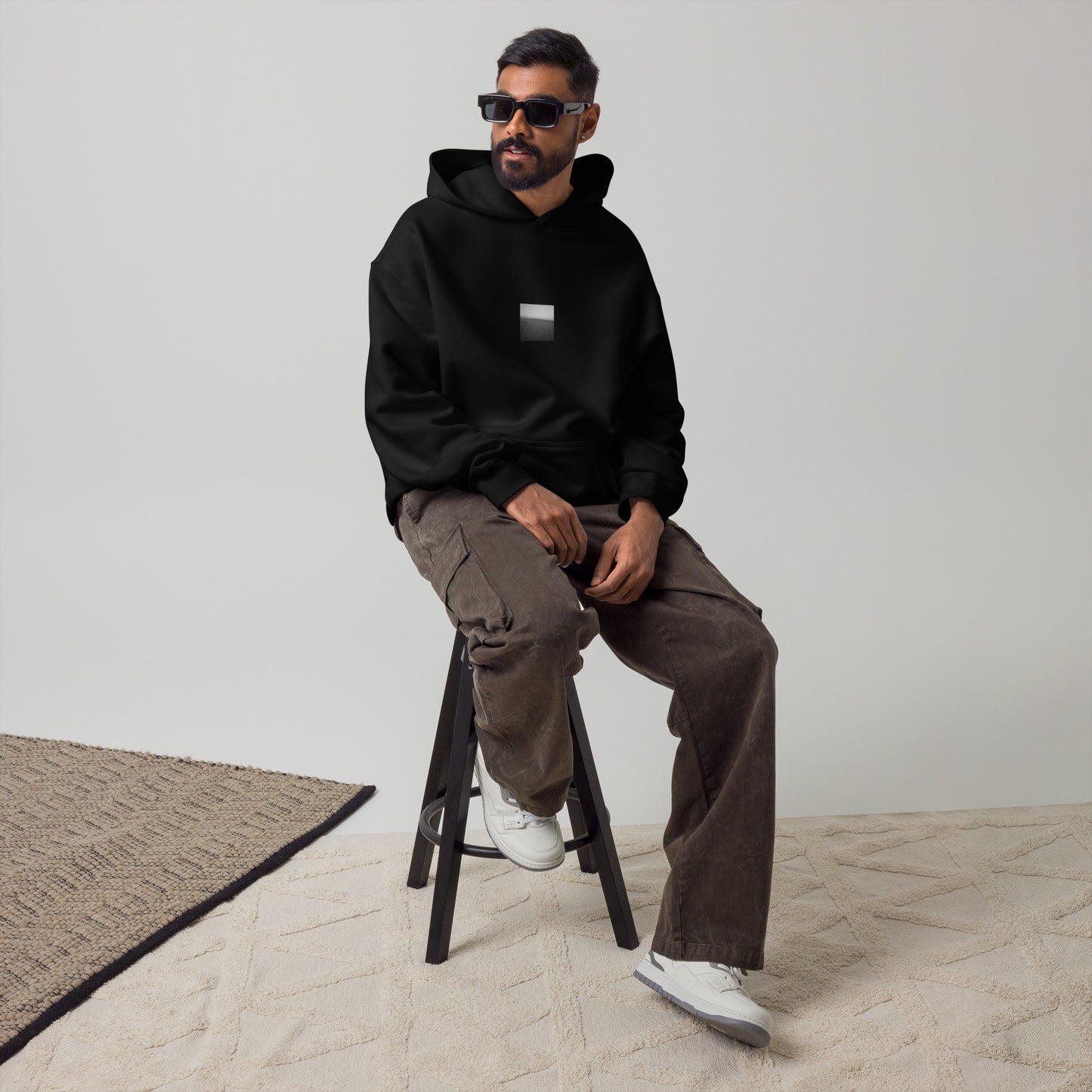 【Black】
Minimalist mode style oversized black hoodie with a 'Beach and People' black and white photo print on the front / モードストリート系オーバーサイズパーカー（ブラック）、フロントに「ビーチと人々」のモノクロ写真プリント（プルオーバー）
