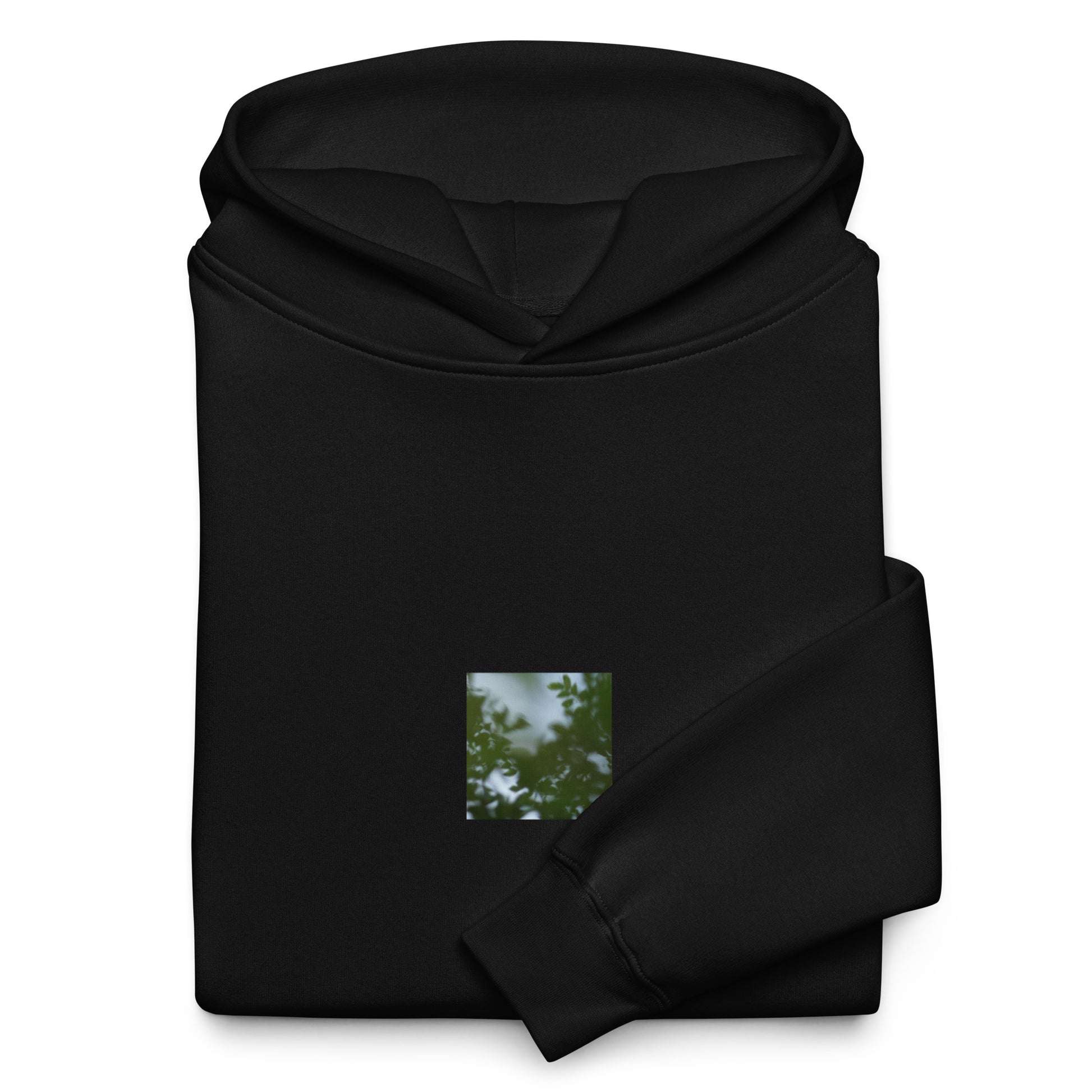 Minimalist streetwear style unisex oversized hoodie in black, featuring a 'Tree Branches' botanical print on the chest. / Tree Branches オーバーサイズ・フーディー（ブラック）：フロントにボタニカルな枝をプリントした、リラックスフィットのモードストリート系プルオーバー。