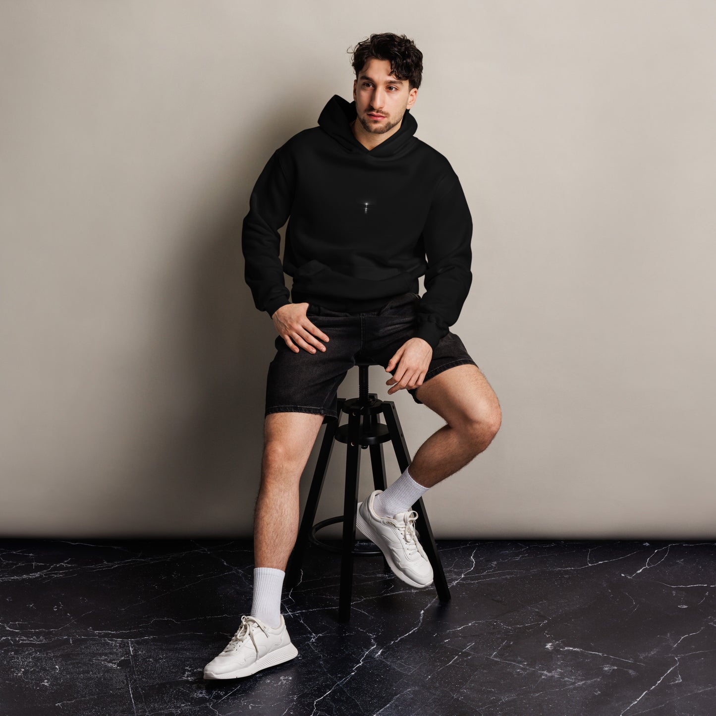 Minimalist streetwear style oversized hoodie in black, featuring the 'Ocean Sunbeams (B&W)' photograph. / 「Ocean Sunbeams (B&W)」オーバーサイズパーカー（ブラック）：海面の光をモノクロで捉えた、モダンで洗練されたストリート系パーカー。