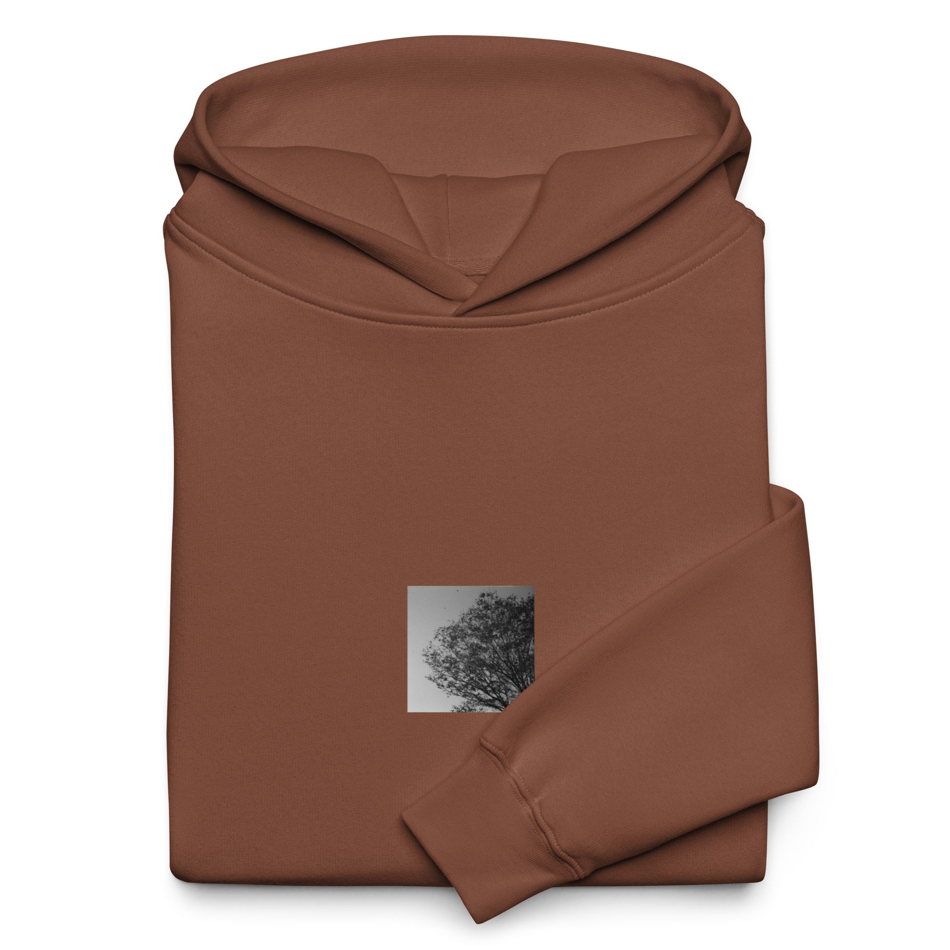 【Chestnut】
Minimalist mode style oversized chestnut hoodie with a 'Tree and Wind' black and white photo print on the front / モードストリート系オーバーサイズパーカー（チェスナット）、フロントに「木と風」のモノクロ写真プリント（フーディー）