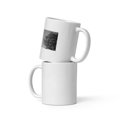 Minimalist mode style ceramic mug featuring a 'Tree and Wind' black and white photo print / モードストリート系デザインのセラミックマグカップ、「木と風」のモノクロ写真プリント