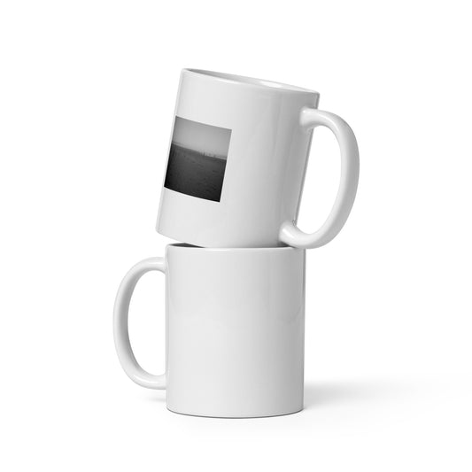 Minimalist mode style ceramic mug with a 'Beach and People' black and white photo print / モードストリート系セラミックマグカップ、「ビーチと人々」のモノクロ写真プリント（コーヒーマグ）