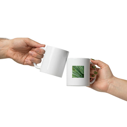 Minimalist style ceramic mug featuring a vivid, detailed color photograph of a Yucca plant. Glossy finish, 11 oz capacity, durable and microwave-safe design. A sophisticated botanical accent for any modern kitchen or office. / ユッカ植物の鮮明なカラー写真がプリントされたセラミックマグカップ。光沢仕上げ、容量11oz。モダンなキッチンやオフィスを洗練された印象にするミニマルなテーブルウェア。