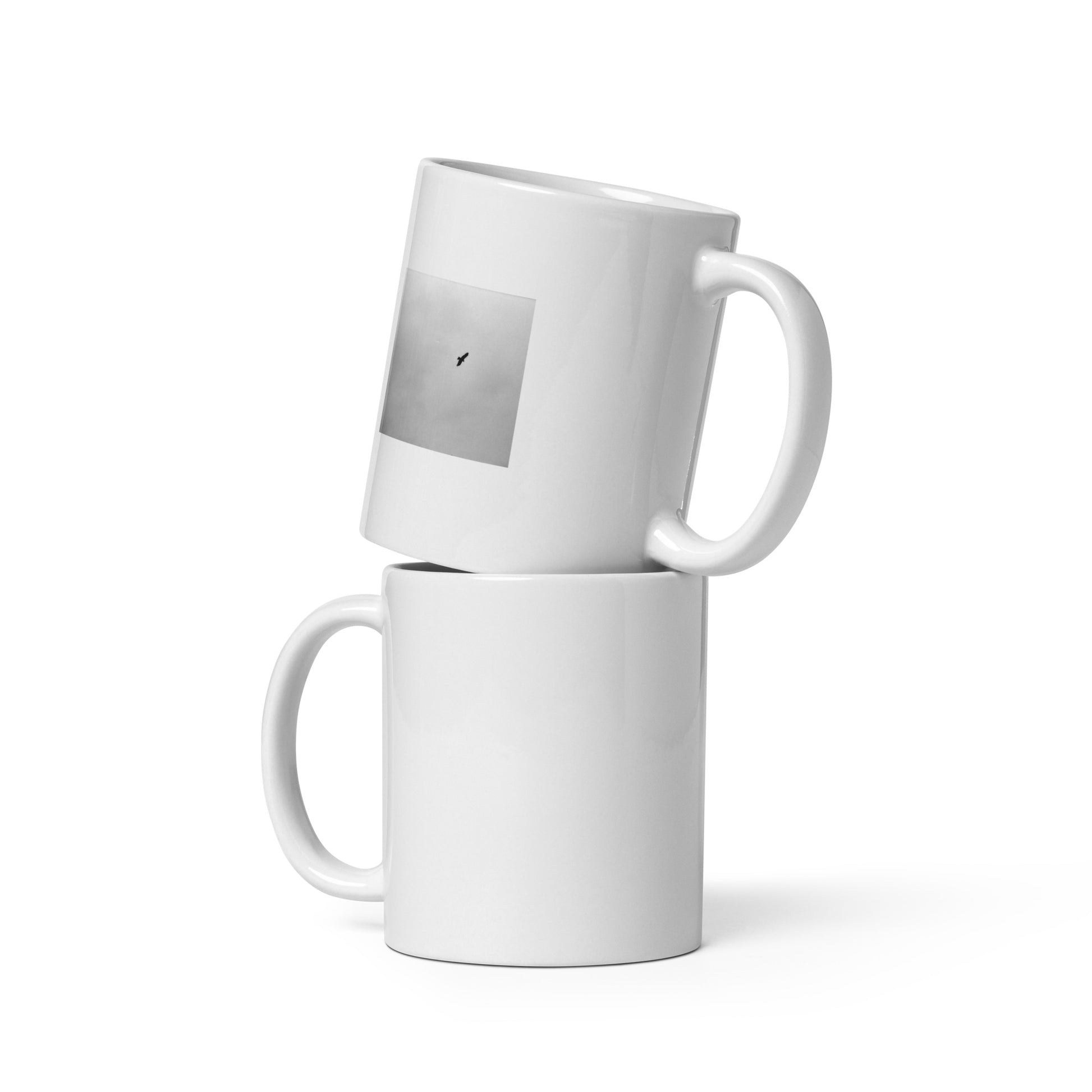 Minimalist streetwear style ceramic mug featuring an artistic 'Bird and Sky (B&W)' photograph print. Glossy finish, 11 oz capacity. / Bird and Sky (B&W) マグカップ：空を舞う鳥と空の広がりをモノクロで捉えたアート写真がプリントされた、モダンでミニマルなモードストリート系マグカップ。