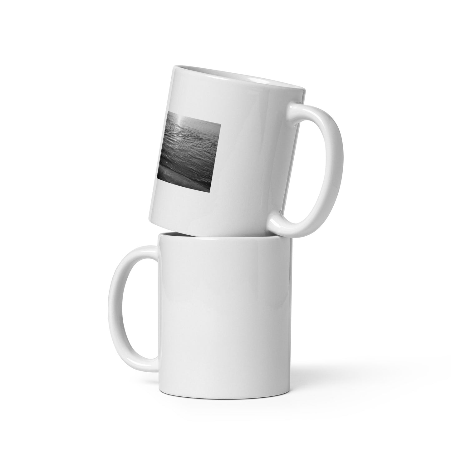 Minimalist ceramic mug featuring the 'Ocean Beach (B&W)' photograph. / 「Ocean Beach (B&W)」マグカップ：打ち寄せる波をモノクロで捉えた、モダンでミニマルなデザインのセラミックマグ。