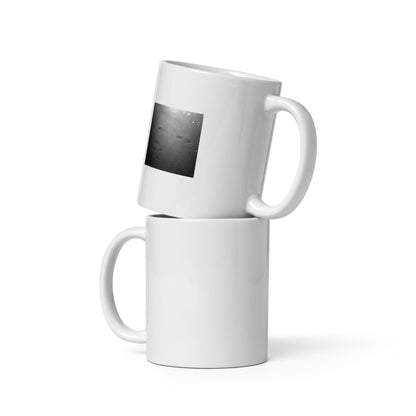 Minimalist streetwear style ceramic mug featuring the 'Beach Footprints (B&W)' photo art print. / フロントに「砂浜の足跡（モノクロ）」のフォトアートプリントを配した、モードストリート系デザインのマグカップ。