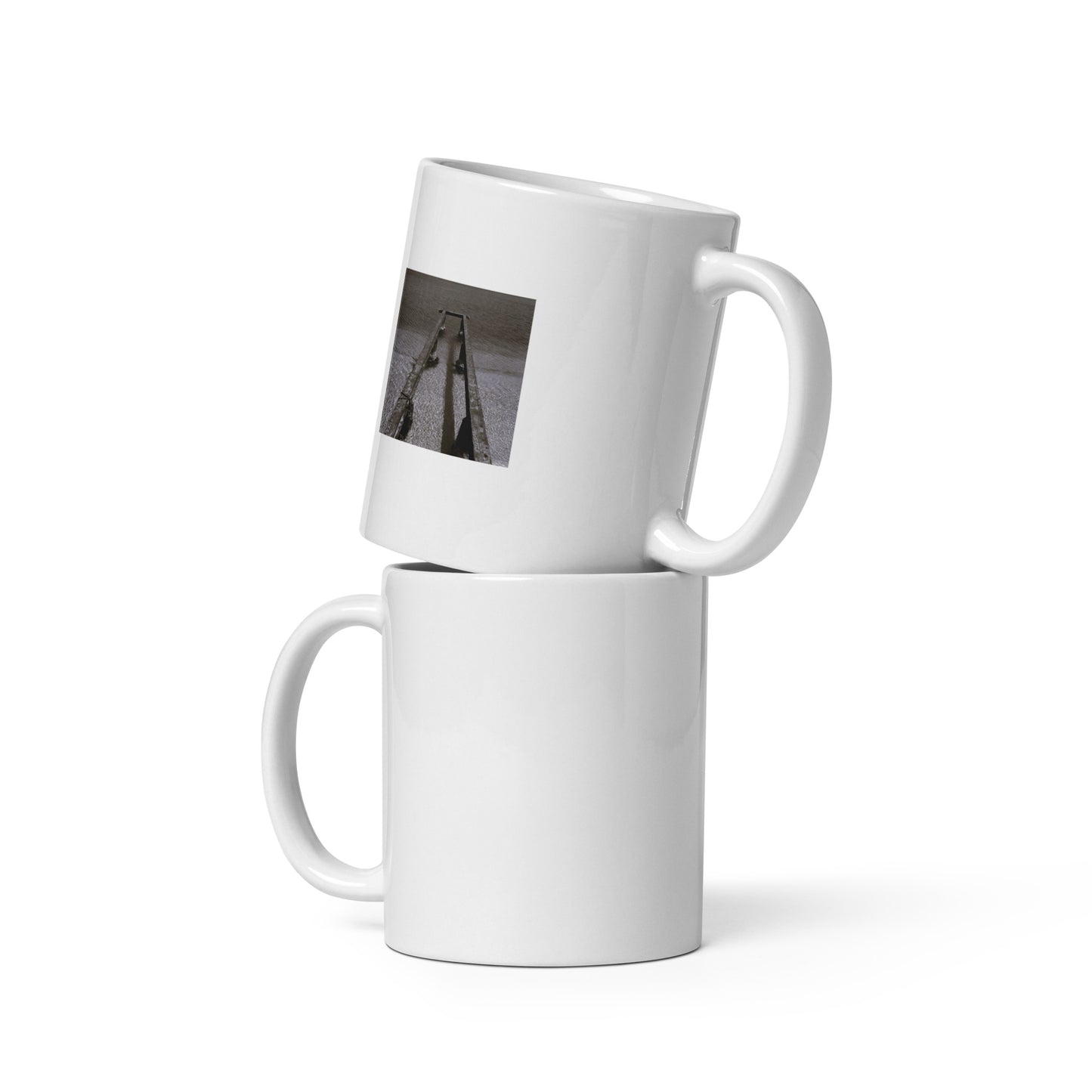Minimalist art white glossy mug featuring the 'Sea and Pier (B&W)' photo art. / ホワイト光沢マグカップ：「海と桟橋（モノクロ）」のフォトアートを配したミニマリストデザイン。