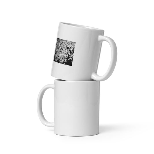 Minimalist art white glossy mug featuring the 'Ginkgo Biloba (B&W)' photo art. / ホワイト光沢マグカップ：「イチョウ (モノクロ)」のフォトアートを配したミニマリストデザイン。