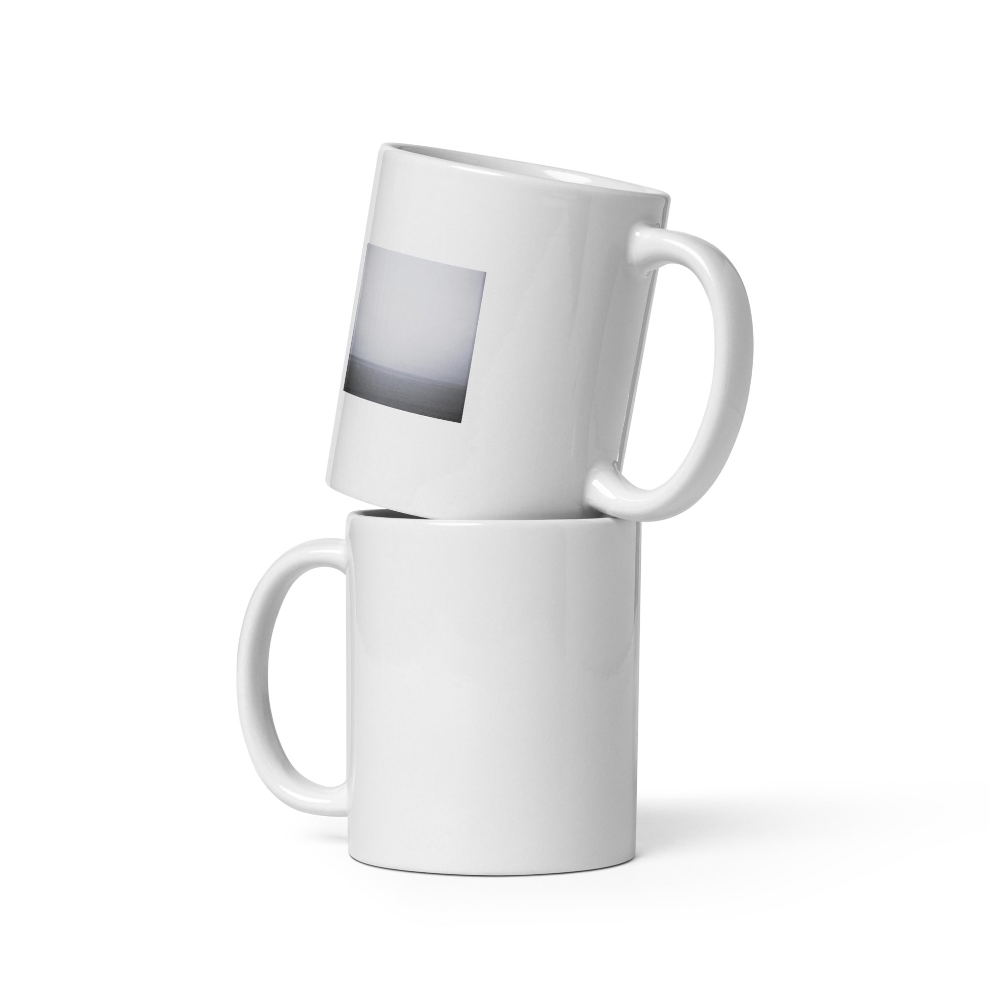 Minimalist art white glossy mug featuring the 'Ocean Horizon (B&W)' photo art. / ホワイト光沢マグカップ：「オーシャンホライズン (モノクロ)」のフォトアートを配したミニマリストデザイン。