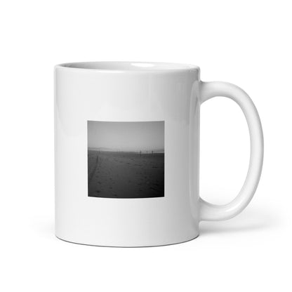 Minimalist mode style ceramic mug with a 'Beach and People' black and white photo print / モードストリート系セラミックマグカップ、「ビーチと人々」のモノクロ写真プリント（コーヒーマグ）