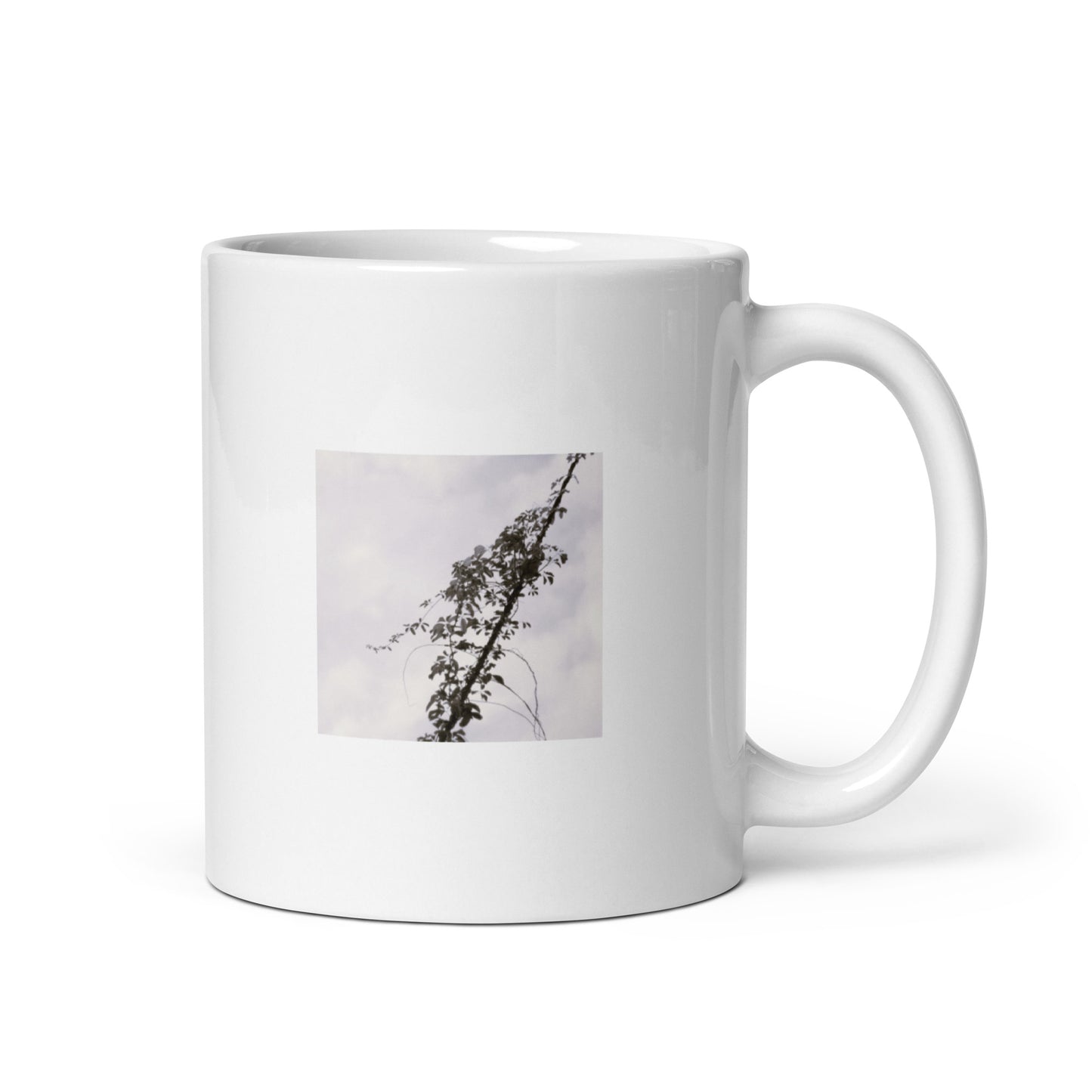 Minimalist mode style ceramic mug with a 'Vines Entangled on a Utility Pole' black and white photo print / モードストリート系セラミックマグカップ、「Vines Entangled on a Utility Pole（電柱に絡まるツル）」のモノクロ写真プリント（コーヒーマグ）