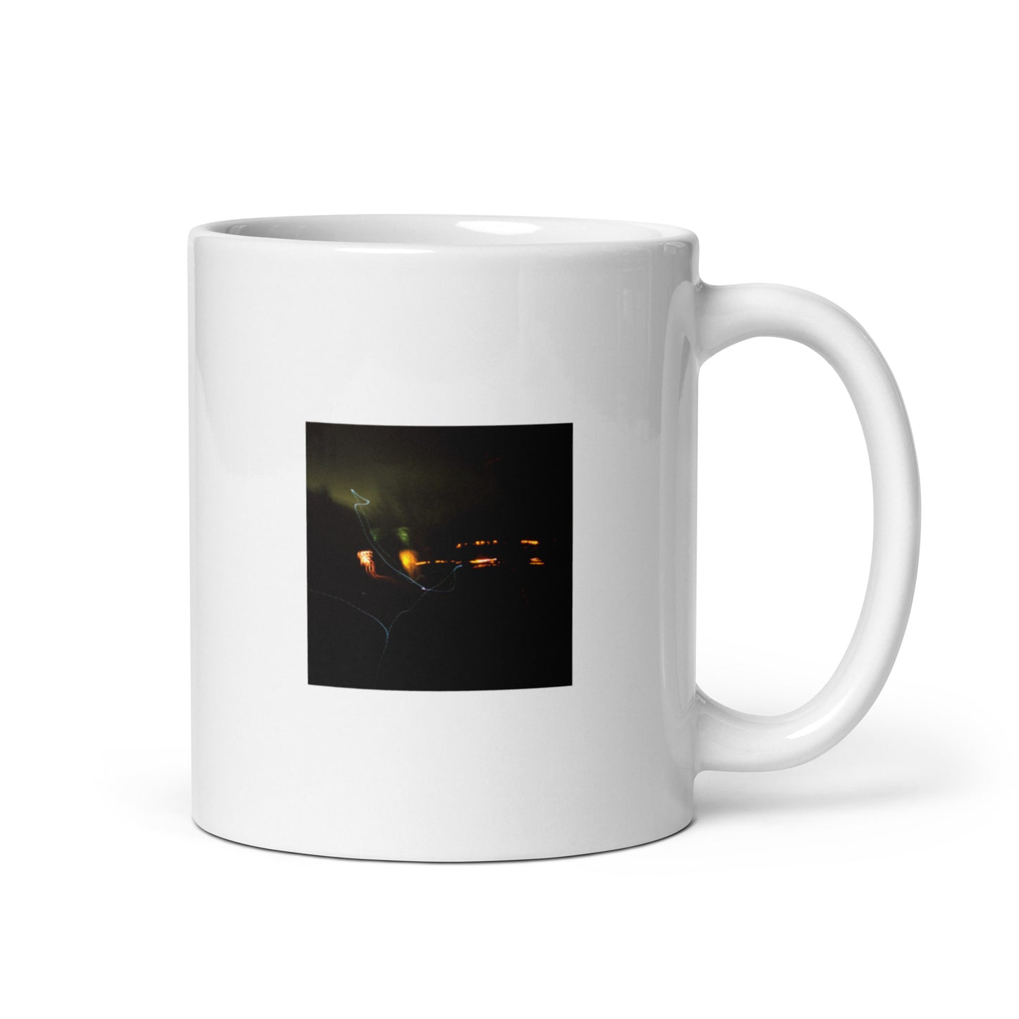 Minimalist streetwear style ceramic mug featuring an artistic 'Night Light' photograph print. Glossy finish, 11 oz capacity. / Night Light マグカップ：夜の光の幻想的な風景を捉えたアート写真がプリントされた、モダンでミニマルなモードストリート系マグカップ。