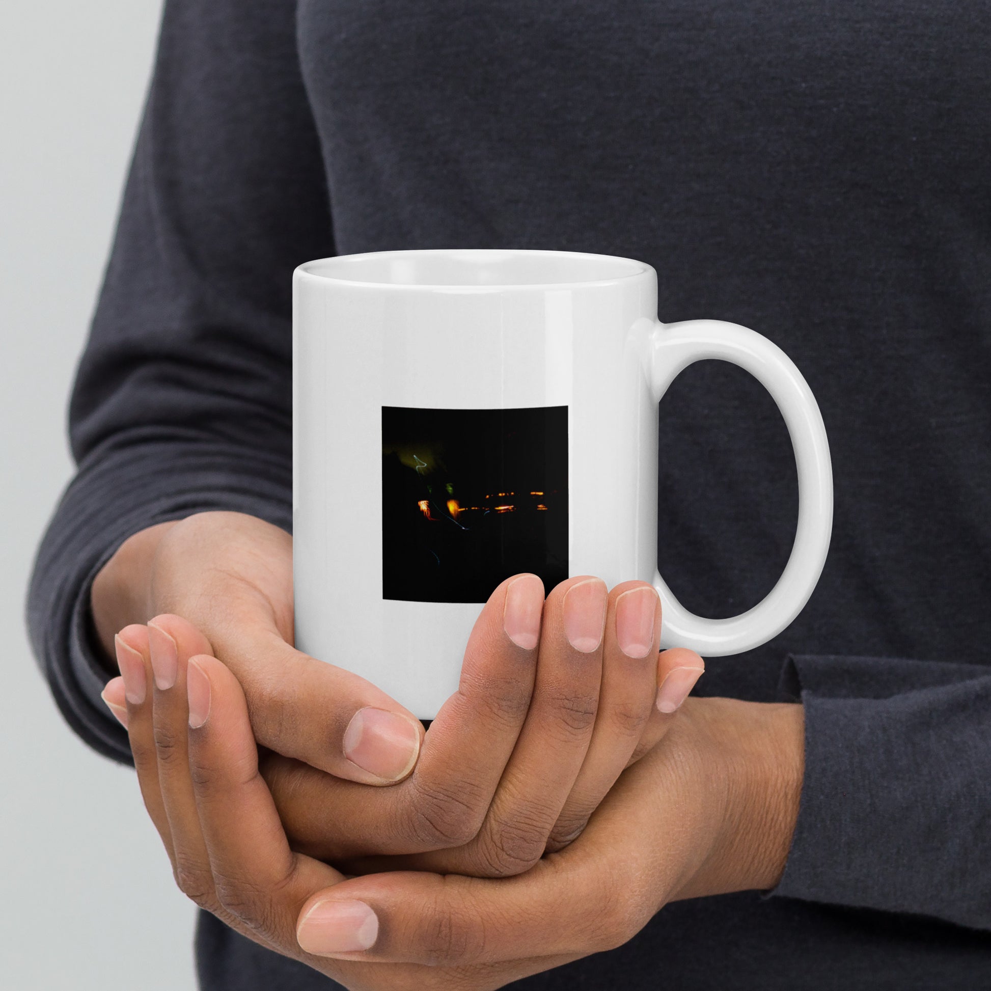 Minimalist streetwear style ceramic mug featuring an artistic 'Night Light' photograph print. Glossy finish, 11 oz capacity. / Night Light マグカップ：夜の光の幻想的な風景を捉えたアート写真がプリントされた、モダンでミニマルなモードストリート系マグカップ。