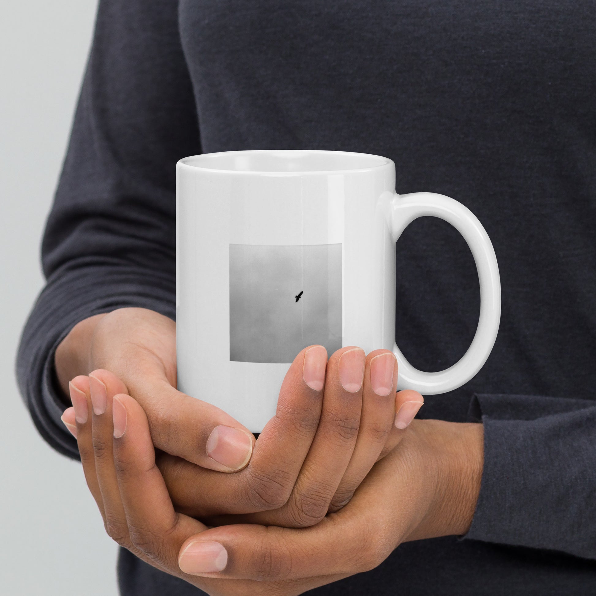 Minimalist streetwear style ceramic mug featuring an artistic 'Bird and Sky (B&W)' photograph print. Glossy finish, 11 oz capacity. / Bird and Sky (B&W) マグカップ：空を舞う鳥と空の広がりをモノクロで捉えたアート写真がプリントされた、モダンでミニマルなモードストリート系マグカップ。