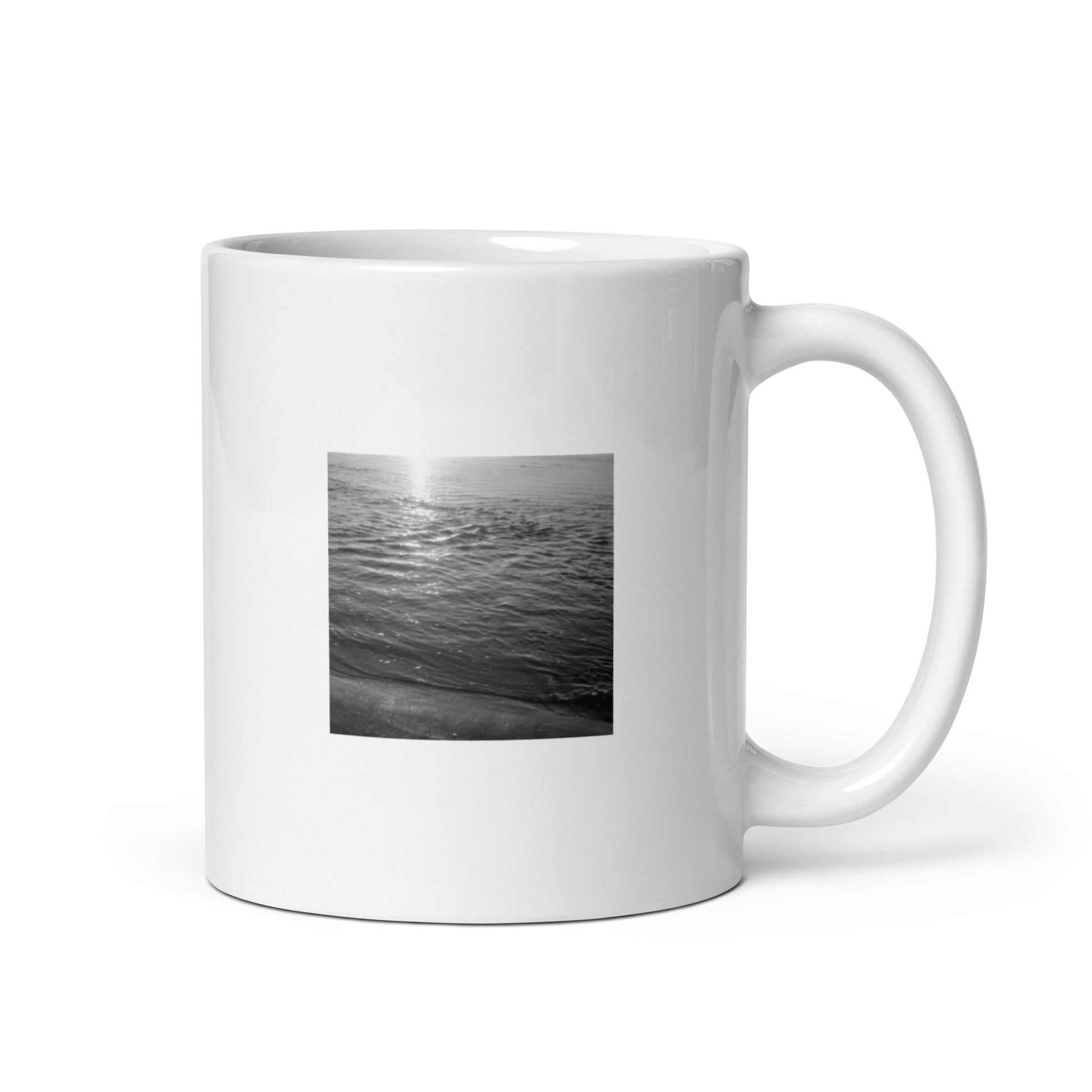 Minimalist ceramic mug featuring the 'Ocean Beach (B&W)' photograph. / 「Ocean Beach (B&W)」マグカップ：打ち寄せる波をモノクロで捉えた、モダンでミニマルなデザインのセラミックマグ。