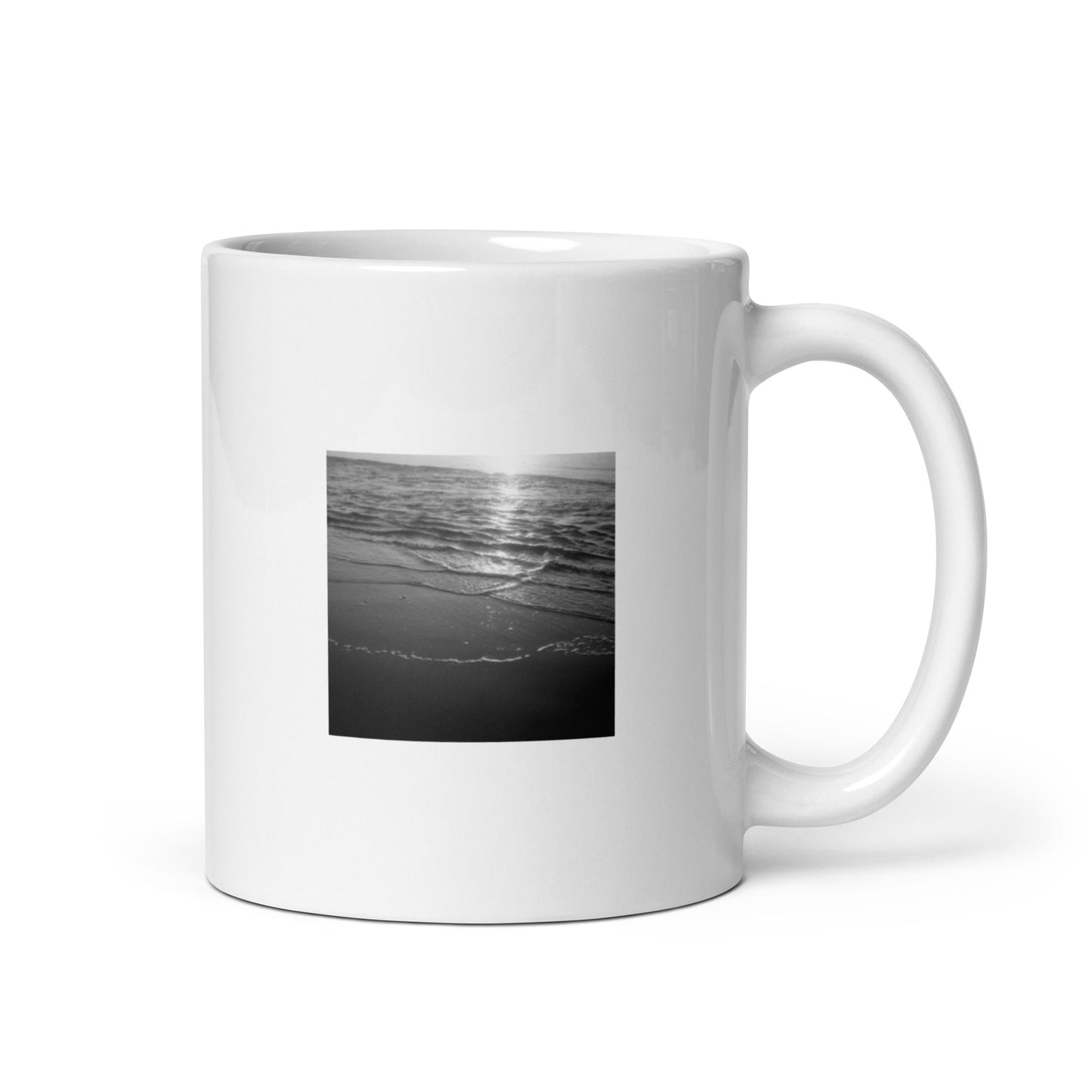 Minimalist mode style white glossy mug featuring the 'Ocean Beach (B&W)' photograph. / 「Ocean Beach (B&W)」ホワイト・マグカップ：打ち寄せる波をモノクロで捉えた、洗練されたモダンなデザインのマグカップ。