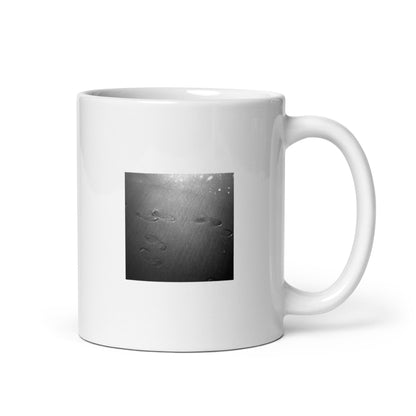 Minimalist streetwear style ceramic mug featuring the 'Beach Footprints (B&W)' photo art print. / フロントに「砂浜の足跡（モノクロ）」のフォトアートプリントを配した、モードストリート系デザインのマグカップ。