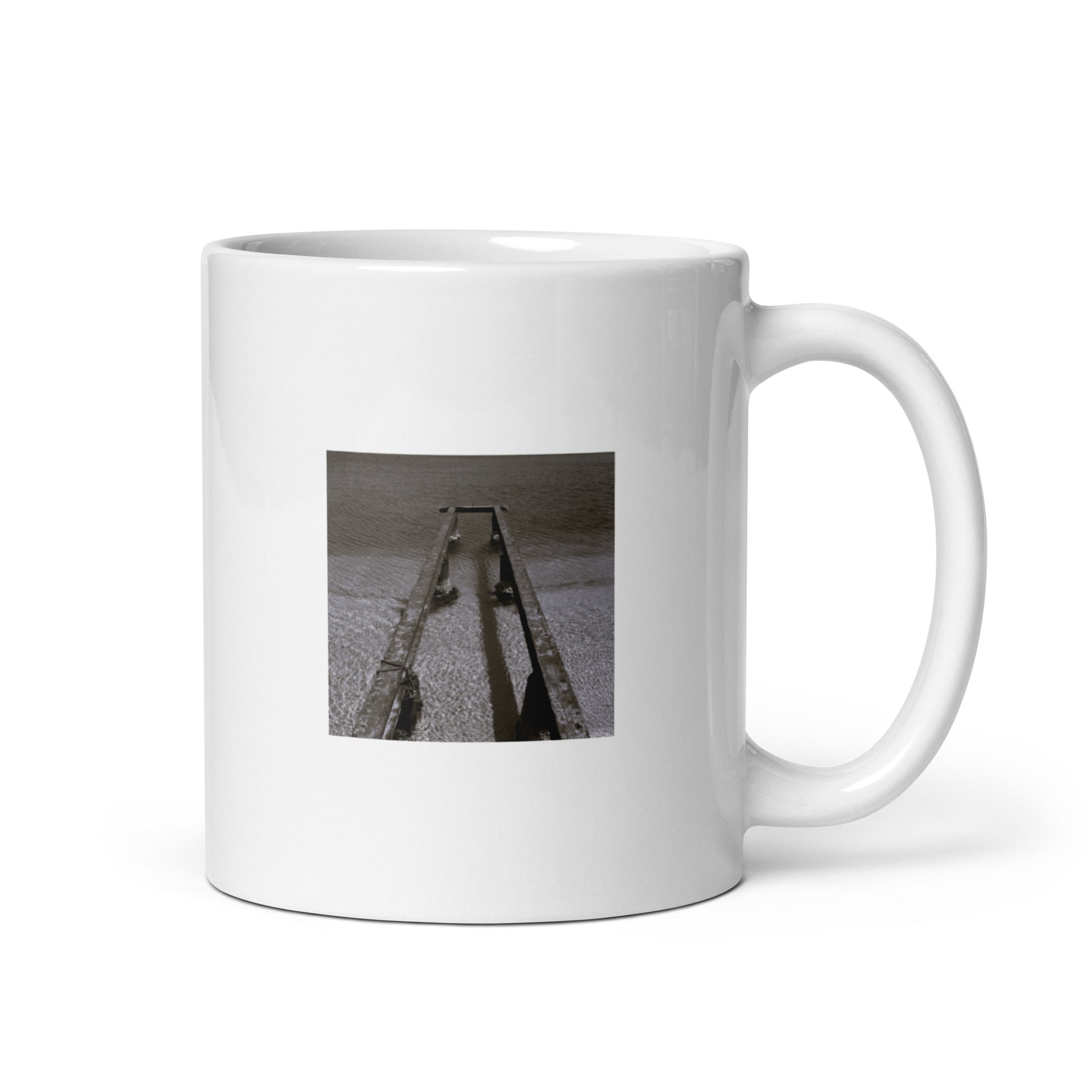 Minimalist art white glossy mug featuring the 'Sea and Pier (B&W)' photo art. / ホワイト光沢マグカップ：「海と桟橋（モノクロ）」のフォトアートを配したミニマリストデザイン。