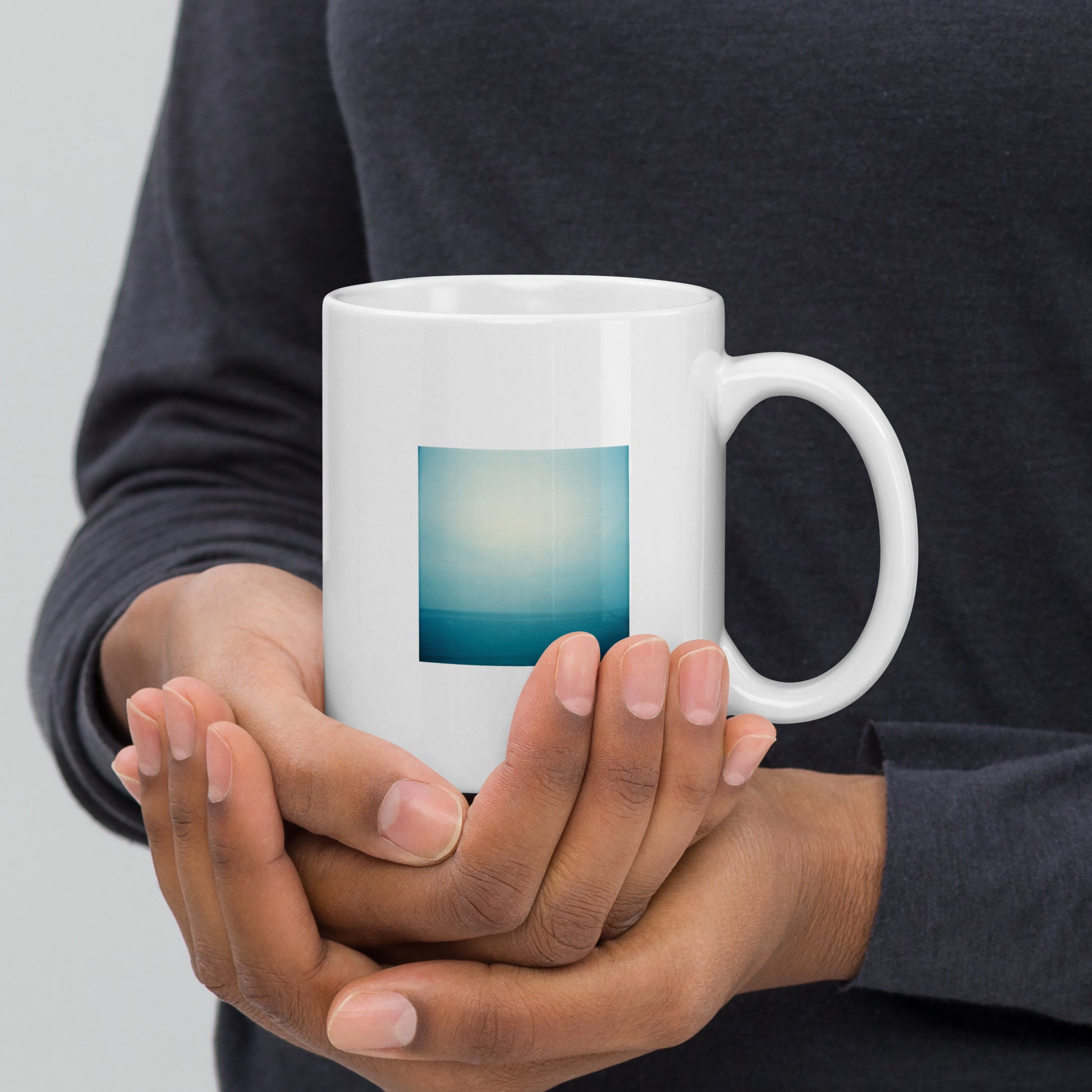 Minimalist art white glossy mug featuring the 'Ocean Horizon' photo art. / ホワイト光沢マグカップ：「海の水平線」のフォトアートを配したミニマリストデザイン。