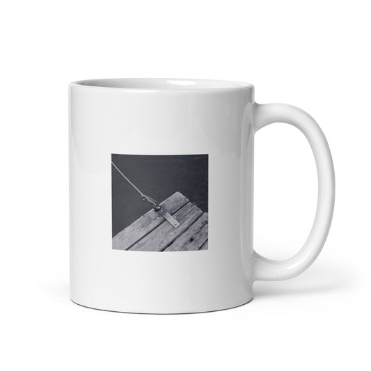 Minimalist art white glossy mug featuring the 'Ocean Pier (B&W)' photo art. / ホワイト光沢マグカップ：「海の桟橋 (モノクロ)」のフォトアートを配したミニマリストデザイン。
