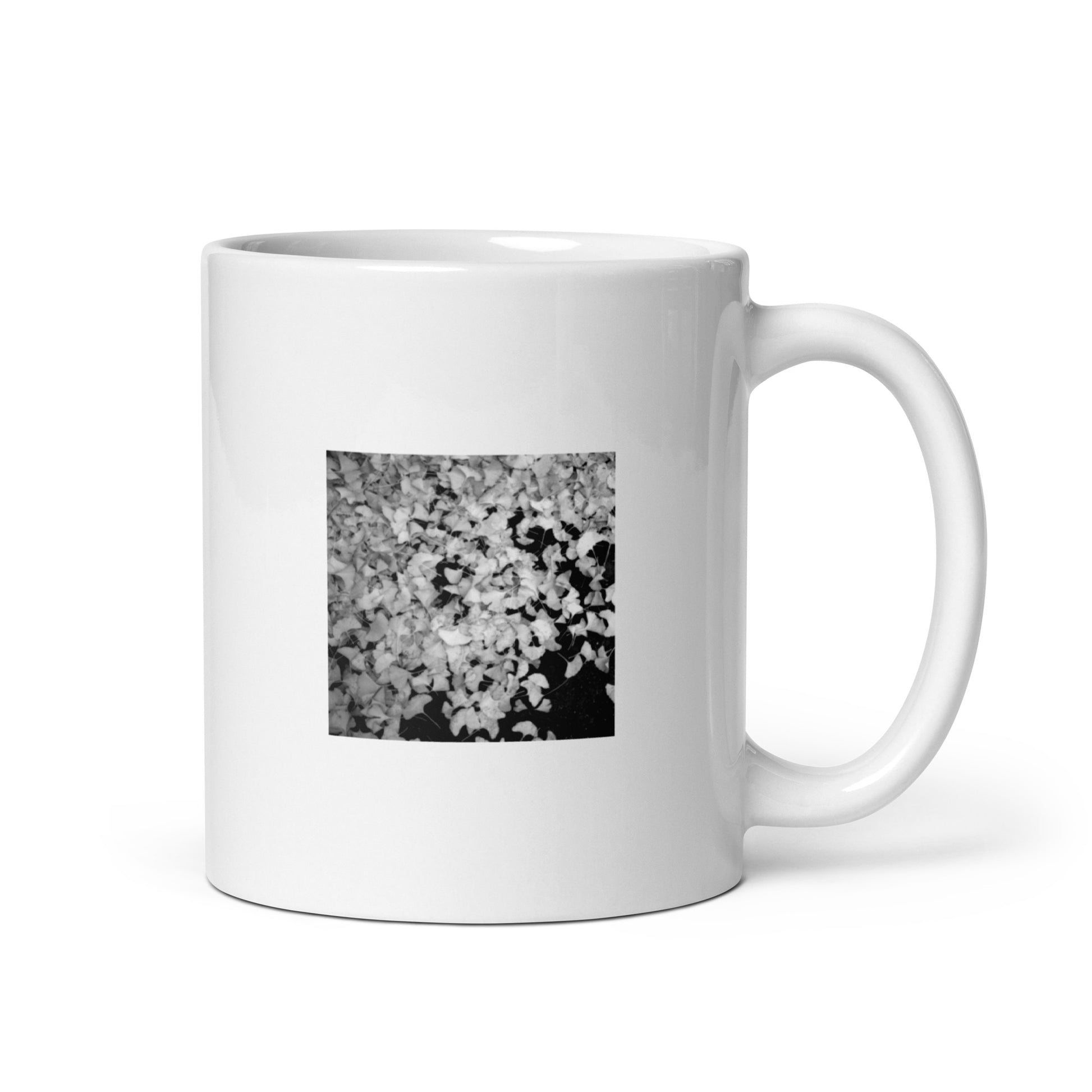 Minimalist art white glossy mug featuring the 'Ginkgo Biloba (B&W)' photo art. / ホワイト光沢マグカップ：「イチョウ (モノクロ)」のフォトアートを配したミニマリストデザイン。