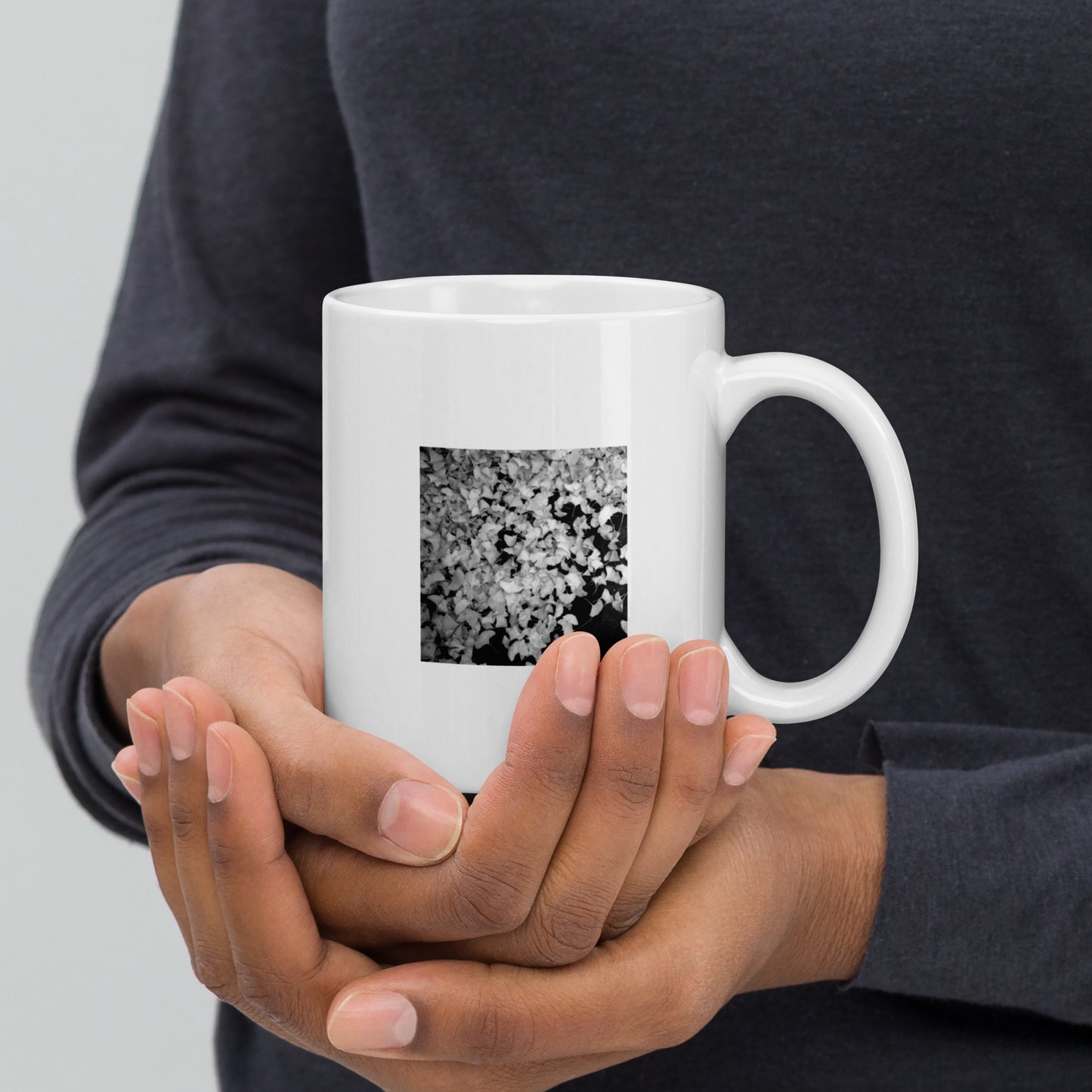 Minimalist art white glossy mug featuring the 'Ginkgo Biloba (B&W)' photo art. / ホワイト光沢マグカップ：「イチョウ (モノクロ)」のフォトアートを配したミニマリストデザイン。