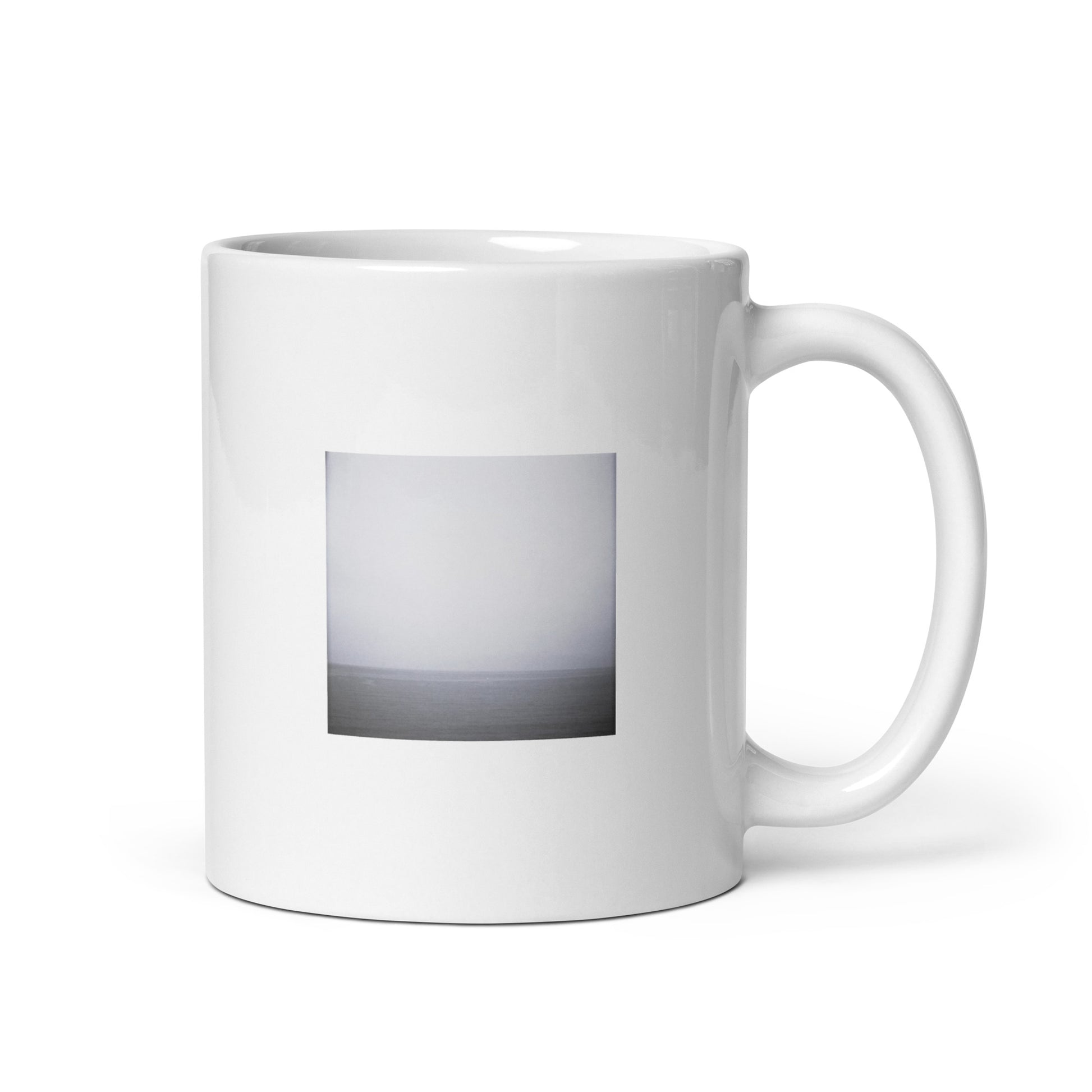 Minimalist art white glossy mug featuring the 'Ocean Horizon (B&W)' photo art. / ホワイト光沢マグカップ：「オーシャンホライズン (モノクロ)」のフォトアートを配したミニマリストデザイン。