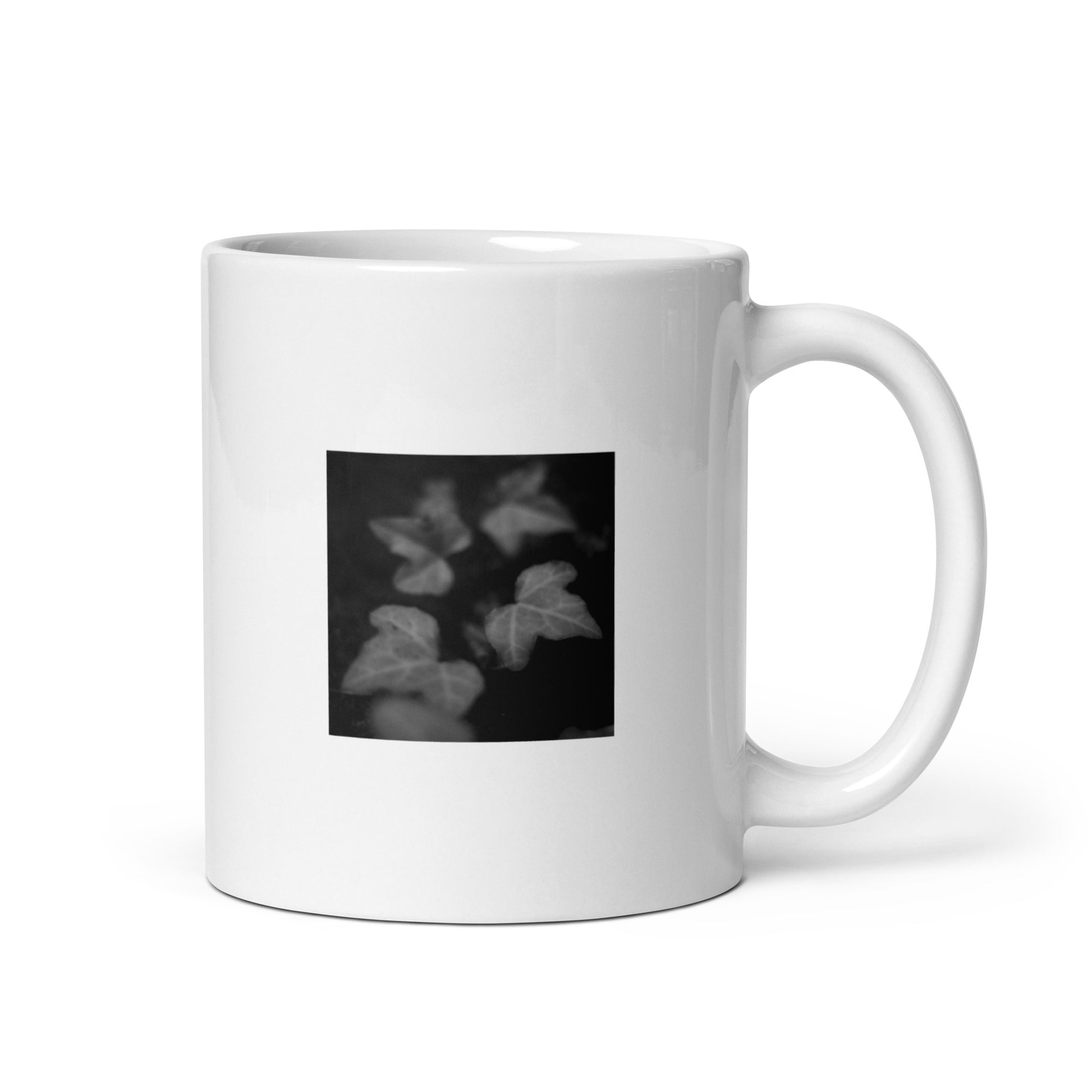 Minimalist art white glossy mug featuring the 'ivy (B&W)' photo art. / ホワイト光沢マグカップ：「アイビー (モノクロ)」のフォトアートを配したミニマリストデザイン。